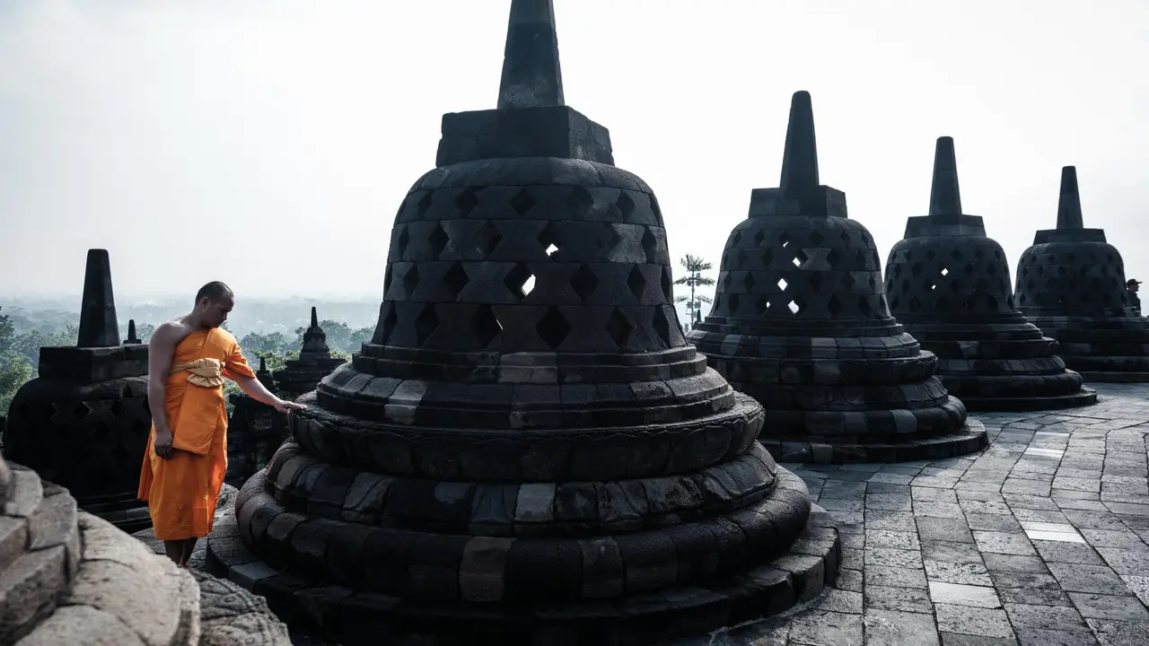 Khidmat, Puluhan Biksu Buddha Panjatkan Doa di Puncak Candi Borobudur