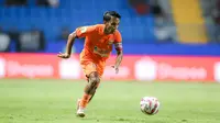 Pemain Borneo FC, Muhammad Sihran menguasai bola saat menghadapi Madura United pada laga leg kedua semifinal Championship Series BRI Liga 1 2023/2024 di Stadion Batakan, Balikpapan, Kalimantan Timur, Minggu (19/5/2024). (Bola.com/Bagaskara Lazuardi)