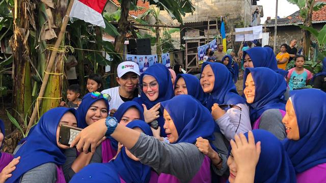 Ade Fitrie Kirana diserbu emak-emak saat senam sehat (Liputan6.com/ Hernowo Anggie)