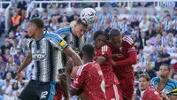 Duel sengit Newcastle United vs Liverpool di St James' Park, Senin (24/8/2026) dini hari WIB. (AP/Ian Hodgson)