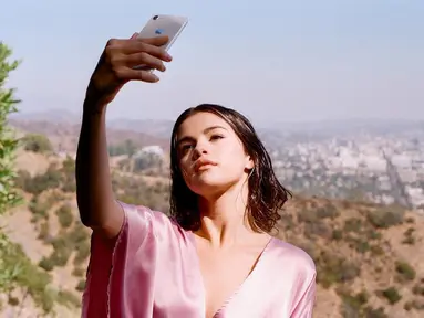 Selena sering gonta-ganti gaya rambut. Ini penampilannya saat syuting video musik lagu berjudul Wolves, kolaborasi dengan Marshmello. Dengan rambut pendek bergelombang, ia tampak cantik menggunakan pakaian berwarna pink. (Liputan6.com/IG/@selenagomez)