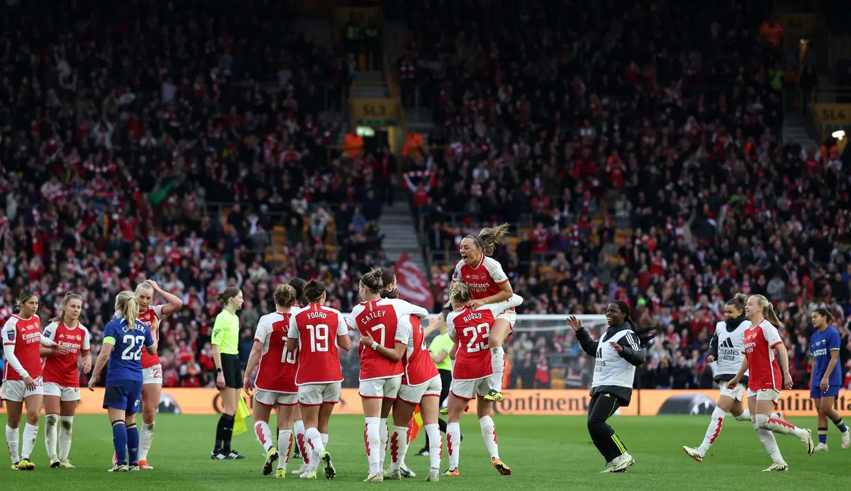 Hingga 90 menit waktu normal kedua tim masih bermain imbang 0-0. (Adrian DENNIS/AFP)