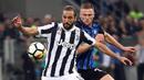 Striker Juventus, Gonzalo Higuain, berebut bola dengan bek Inter Milan, Milan Skriniar, pada laga Serie A di Stadion Giuseppe Meazza, Sabtu (28/4/2018). Inter Milan takluk 2-3 dari Juventus. (AP/Matteo Bazzi)