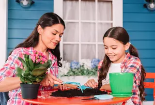 Lewat kindness jar, anak tidak hanya diajak berbuat baik, tetapi juga belajar menyadari bahwa setiap tindakan positif, sekecil apa pun, punya arti. (foto/dok: freepik)