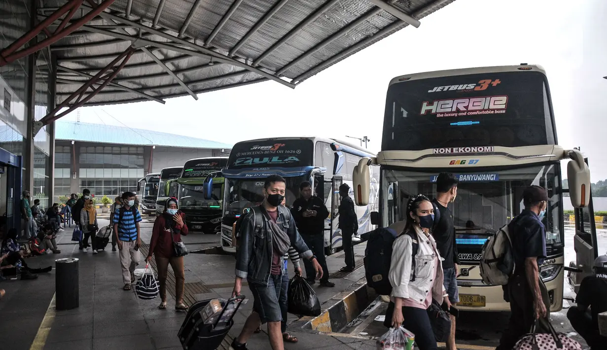 Calon penumpang saat akan menaiki bus AKAP di Terminal Terpadu Pulogebang, Jakarta Timur, Selasa (21/12/2021). Memasuki libur Natal dan Tahun Baru, Terminal Terpadu Pulogebang mulai ramai penumpang tujuan kota-kota besar di Sumatera, Jawa, dan Bali. (merdeka.com/Iqbal S. Nugroho)