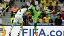 Pemain belakang Iran, Ehsan Hajsafi (kiri) mencoba menahan pergerakan Ramon Azeez (Nigeria) saat berlaga di babak penyisihan Piala Dunia Grup F, Baixada Arena, Brasil, (17/6/2014). (REUTERS/Henry Romero)