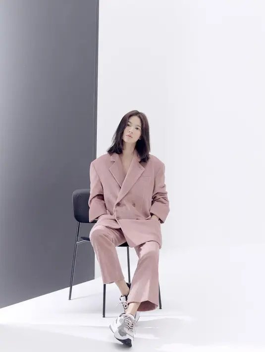 Kali ini, tampilan kasual yang cantik dihadirkan Song Hye Kyo lewat set oversized blazer bernuansa merah muda. Ia membiarkan rambutnya tergerai begitu saja dan menyempurna penampilannya dengan sepatu sneakers. Foto: Instagram @kyo1122.