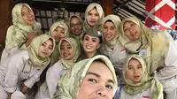 Yuni Shara Promosi Hijab Hasil Teknik Ecoprint Buatan Siswa dan Wali Murid