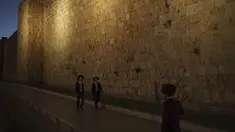 Pria Ultra-Ortodoks Yahudi berjalan pada malam hari di dekat Gerbang Jaffa beberapa hari setelah gencatan senjata tercapai dalam perang 11 hari antara penguasa Hamas di Gaza dan Israel di Kota Tua Yerusalem, Sabtu (29/5/2021).  (AP Photo/Felipe Dana)