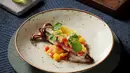 Pecinta seafood juga akan dimanjakan dengan cumi bakar segar dengan sensasi rasa kecombrang yang melebur jadi hidangan fusion kelas atas. (Foto: Sea Grain Restaurant & Bar)