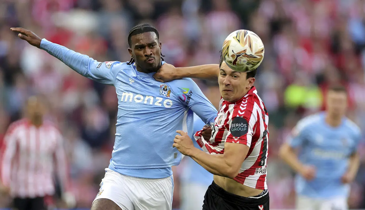 Pemain Coventry City, Haji Wright berebut bola dengan pemain Sunderland, Luke O'Nien dalam laga leg 2 babak semifinal play off Championship di Stadium of Light, Sunderland, Inggris, Selasa (13/05/2025) waktu setempat. (AP Photo/PA/Owen Humphreys)