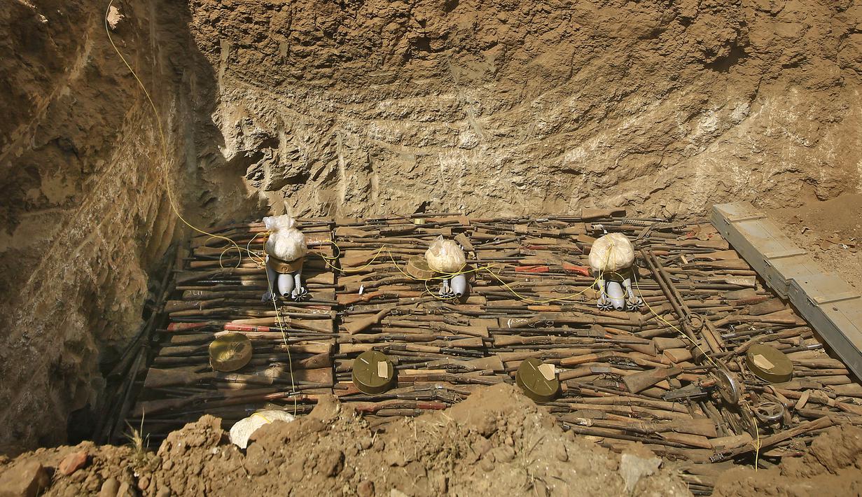 Senjata-senjata api milik warga sipil saat akan dihancurkan di Hajar Al Asal di Negara Bagian Sungai Nil, Sudan (29/9/2020). Penghancuran senjata api tersebut dilakukan menggunakan bahan peledak ranjau dan mortir. (AFP/Ashraf Shazly)