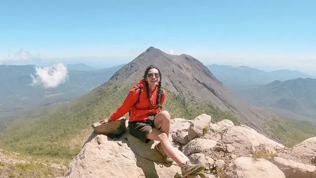 Seorang pendaki berada di gunung Lewotobi @anajennytha