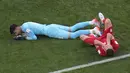 Majid Hosseini (kanan bawah) kesakitan setelah bertabrakan dengan Alireza Beiranvand (kiri) saat pertandingan sepak bola grup B Piala Dunia Qatar 2022 antara Inggris dan Iran di Stadion Internasional Khalifa, Doha, Qatar, Senin (21/11/2022). Menurut media Inggris, hidung Beiranvand sudah pasti mengalami patah yang cukup parah. (AP Photo/Hassan Ammar)