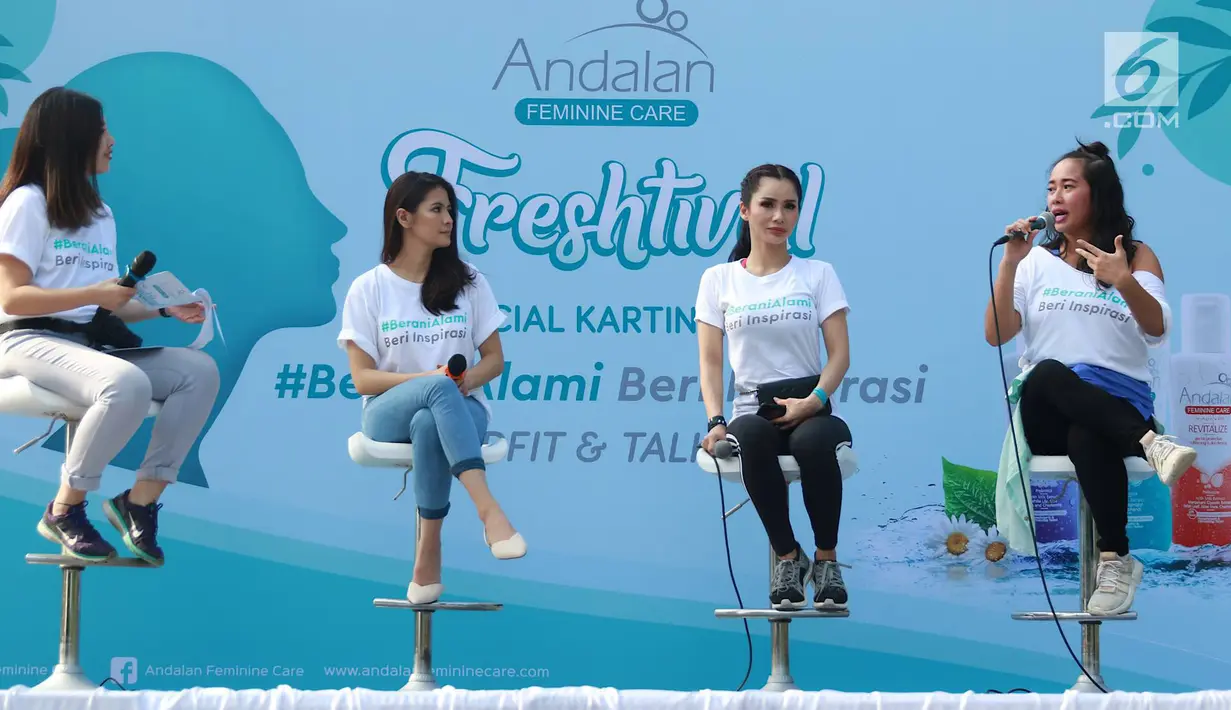 Koreografer Evelinn Kurniadi (kanan) bersama aktris Devi Lanni (kedua kanan) dan Andalan Feminine Care Brand Talent Sonya Pandarmawan (kedua kiri) hadir sebagai pembicara dalam acara bertajuk Andalan Freshtival Special Kartini Day di Senayan, Jakarta, Minggu (21/4). (Liputan6.com/Immanuel Antonius)