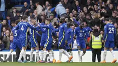 Penyerang Chelsea, Kai Havertz (kanan) berselebrasi dengan rekan setimnya usai mencetak gol ke gawang Newcastle United pada pertandingan lanjutan Liga Inggris di stadion Stamford Bridge di London, Minggu (13/3/2022). Chelsea menang tipis atas Newcastle 1-0. (AP Photo/Kirsty Wigglesworth)