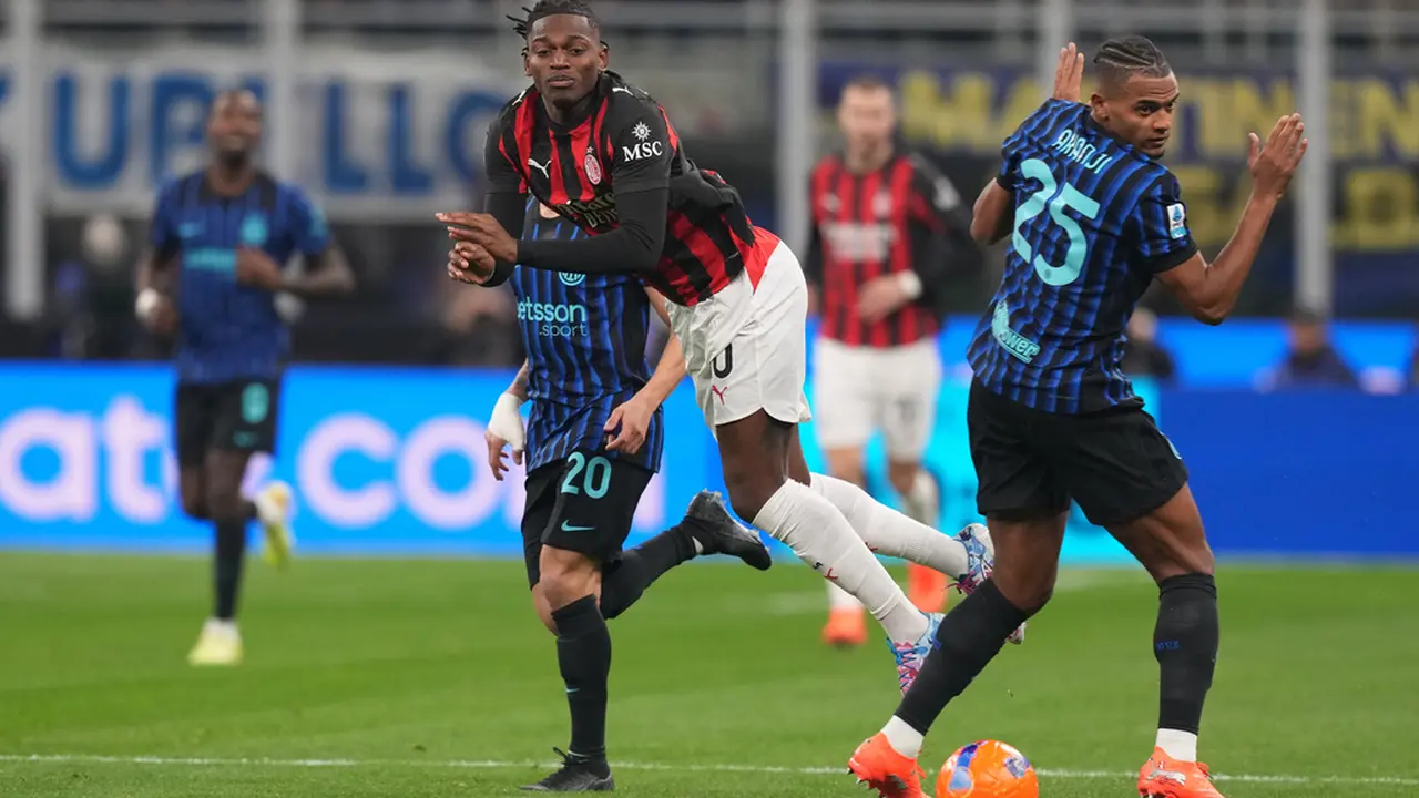 Rafael Leao dari AC Milan berduel dengan Manuel Akanji dari Inter Milan