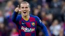 Penyerang Barcelona, Antoine Griezmann, melakukan selebrasi usai membobol gawang Deportivo Alaves pada laga La Liga 2019 di Stadion Camp Nou, Sabtu (21/12). Barcelona menang 4-1 atas Deportivo Alaves. (AP/Joan Monfort)