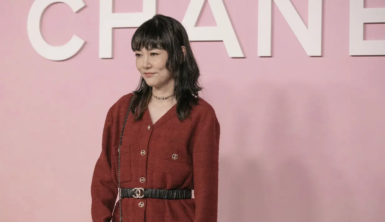 Aktris Jepang Rinko Kikuchi mengenakan light burgundy tweed jacket dipadukan matching skirt dari Fall-Winter 2023/24 RTW pre-collection. [Credit: CHANEL].