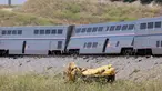 Sebuah truk hancur tergeletak di dekat kereta Amtrak yang tergelincir di Moorpark, California, pada Rabu, 28 Juni 2023. (Dean Musgrove/The Orange County Register via AP)