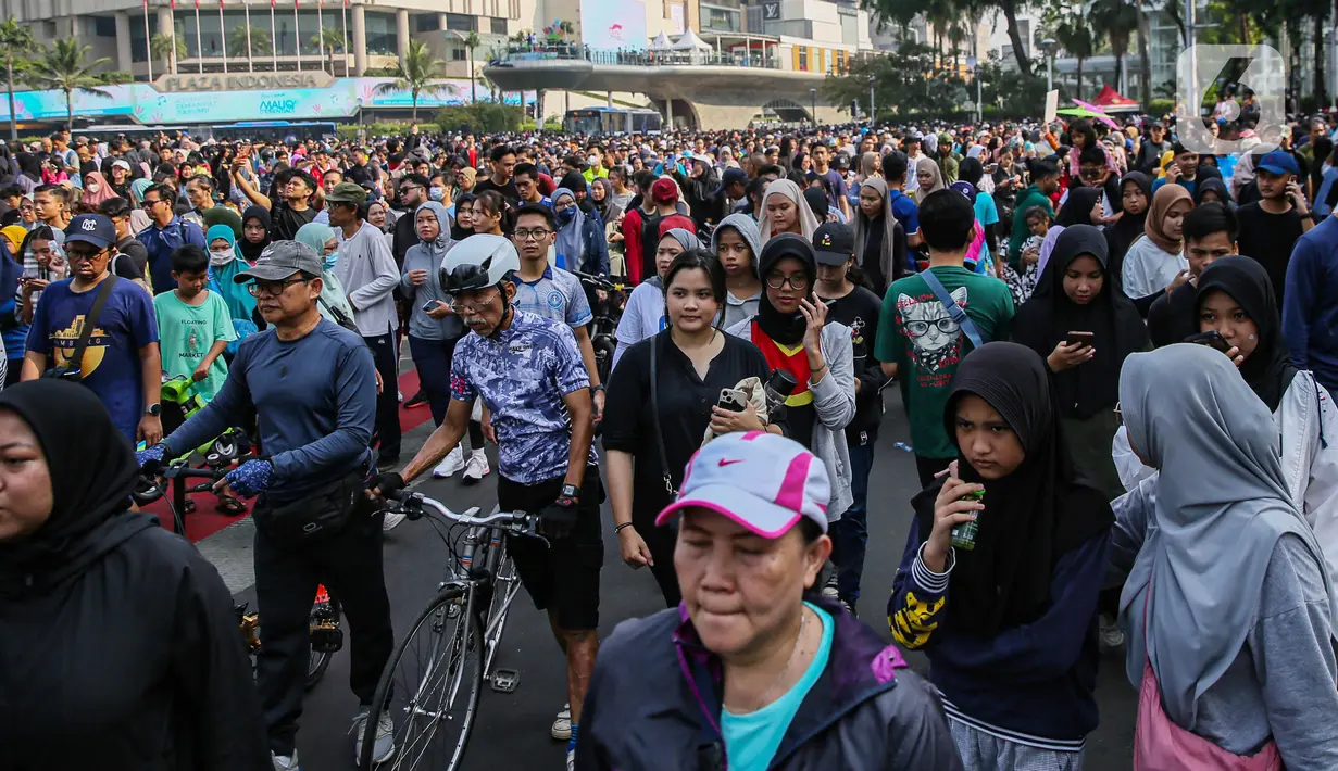 Warga berolahraga saat hari bebas kendaraan atau Car Free Day (CFD) di Jakarta, Minggu (12/5/2024). (Liputan6.com/Angga Yuniar)