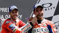 Ekspresi kegembiraan Danilo Petrucci (kanan) saat di podium MotoGP Italia, Minggu (4/6/2017). (AP Photo/Antonio Calanni)
