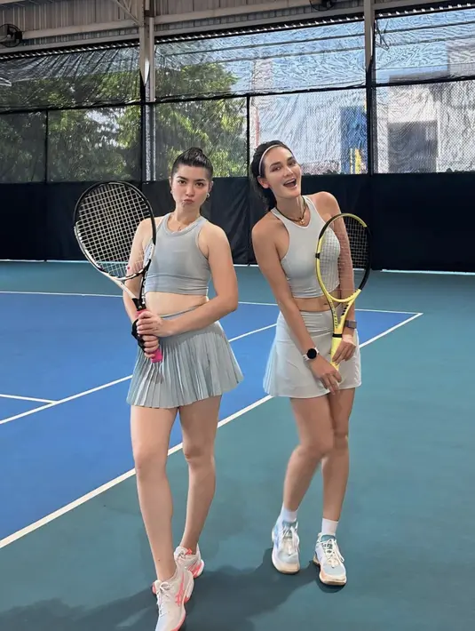 Kali ini Luna Maya terlihat fresh dengan gaya rambut ponytail dilengkapi dengan bandana sederhana.  [Foto: Instagram/ Luna Maya]