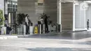 Aktivitas pengamanan di sekitar Hotel Holiday Inn, Gajah Mada, Jakarta, Minggu (25/4/2021). Satgas Penanganan COVID-19 menyiapkan Hotel Holiday Inn sebagai tempat karantina bagi 141 WNA khususnya asal India yang negatif COVID-19 untuk dipantau 14 hari ke depan. (Liputan6.com/Faizal Fanani)