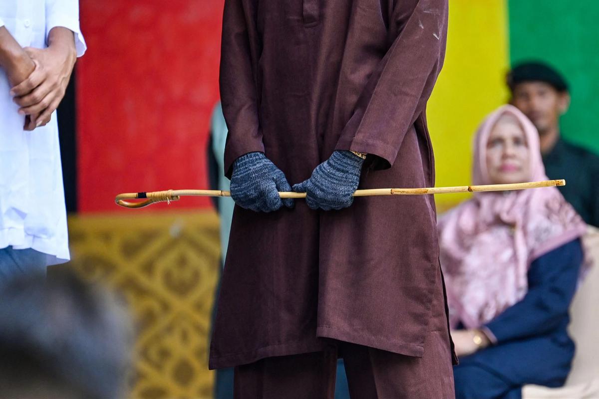 FOTO: Enam Pelanggar Qanun Jalani Hukuman Cambuk di Banda Aceh