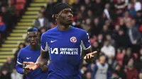 Selebrasi gelandang Chelsea, Noni Madueke setelah mencetak gol kedua timnya ke gawang Sheffield United pada laga pekan ke-32 Premier League 2023/2024 di Bramall Lane Stadium, Sheffield, Minggu (7/4/2024). (AP Photo/Rui Vieira)