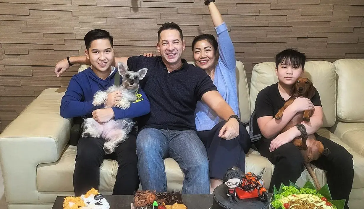 Foto bersama kedua anaknya, pasangan ini kompak dengan outfit shade biru [@ariwibowo_official]