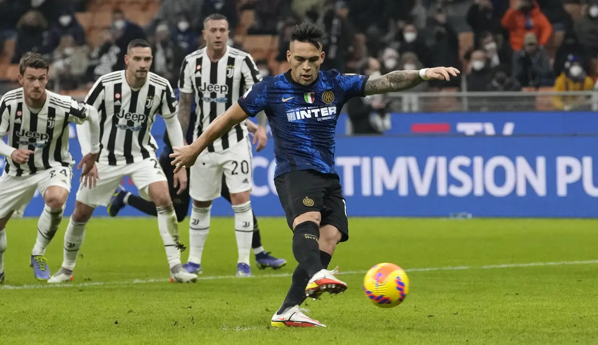 Namun sayang Keunggulan Juventus tak bertahan lama. 10 menit berselang, Lautaro Martinez membawa Inter Milan menyamakan kedudukan lewat eksekusi penalti. (AP/Luca Bruno)