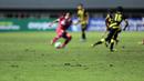Kualitas rumput Stadion Pakansari turut jadi faktor yang memengaruhi buruknya penampilan Garuda Asia dalam laga yang sangat menentukan itu. (Bola.com/Ikhwan Yanuar)