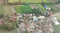 Tim SAR melakukan pemantauan dari udara untuk mencari lokasi wilayah terdampak gempa di Kabupaten Cianjur, Jawa Barat, pada Selasa (22/11/2022). (Foto: Dok Basarnas)