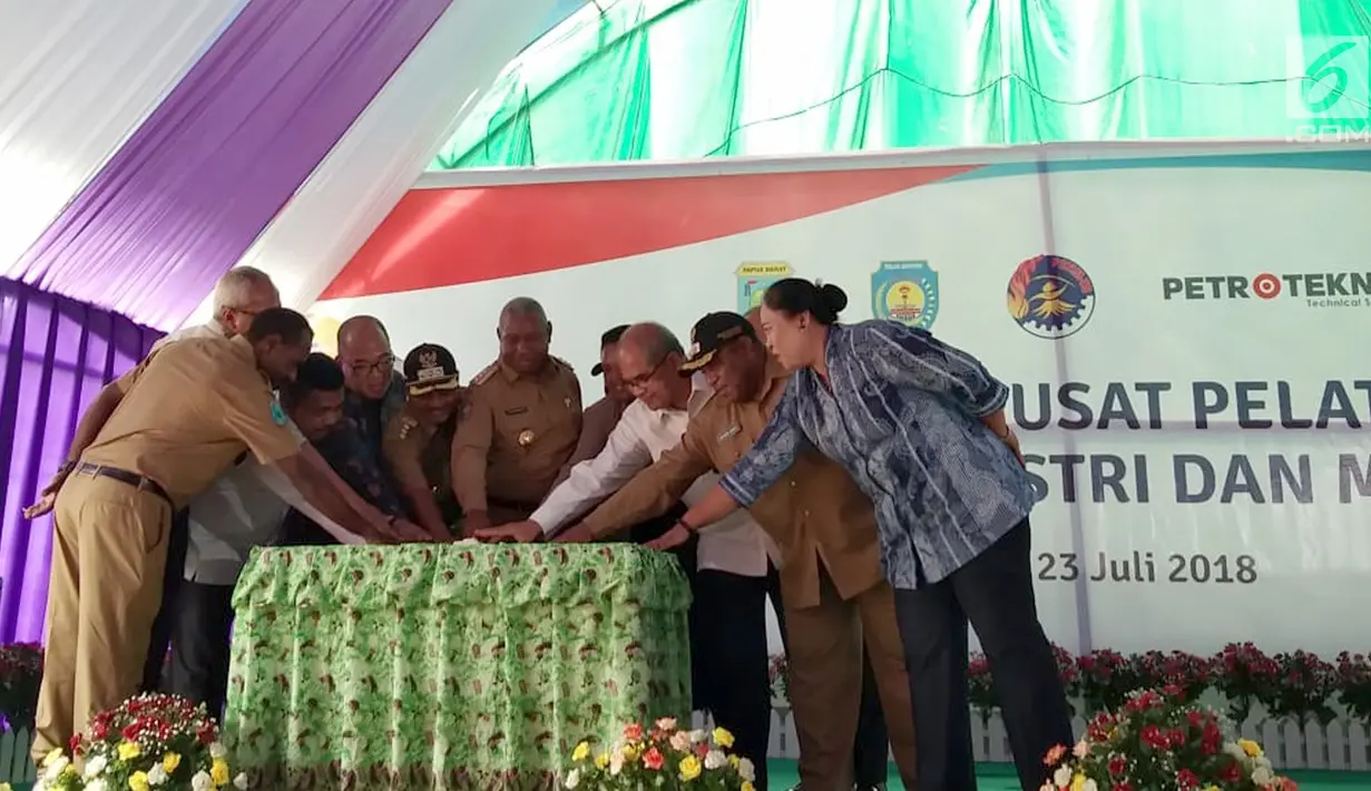 Gubernur Papua Barat Dominggus Mandacan, Kepala SKK Migas Amien Sunaryadi dan perangkat daerah meresmikan Pusat Pelatihan Teknik Industri dan Migas Teluk Bintuni (P2TIM-TB) di Kampung Deimes, Bintuni Timur, Papua Barat (23/7). (Liputan6.com/Pool/Febri)