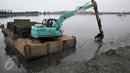 Alat berat mengeruk lumpur dan sampah yang mengendap di Waduk Pluit, Jakarta, Rabu (30/11). Pengerukan dilakukan untuk mengantisipasi banjir, seiring dengan datangnya musim hujan. (Liputan6.com/Immanuel Antonius)