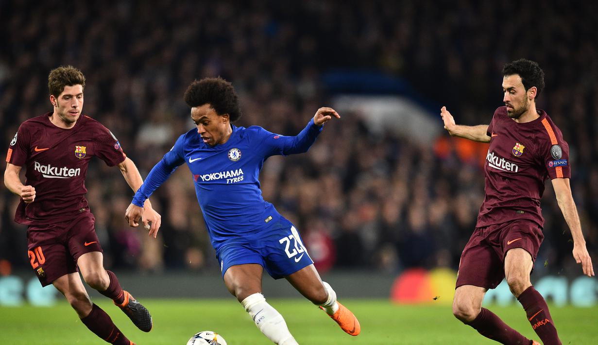 Gelandang Chelsea, Willian, berusaha melewati kepungan pemain Barcelona pada laga Liga Champions di Stadion Stamford Bridge, London, Selasa (20/2/2018). Chelsea sementara unggul 1-0 atas Barcelona. (AFP/Glyn Kirk)