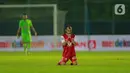 Gelandang Persija Jakarta, Riko Simanjuntak berdoa usai laga melawan Barito Putera pada laga perempat final Piala Menpora 2021 di Stadion Kanjuruhan, Malang, Sabtu (10/4/2021). Persija Jakarta menang dengan skor 1-0. (Bola.com/Arief Bagus)