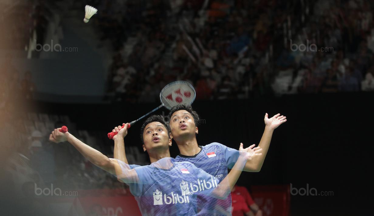 Gaya Anthony Ginting menjangkau kok saat melawan Chen Long pada perempatfinal Daihatsu Indonesia Master 2018 di Istora Senayan, Kamis (26/1/2018). Anthony menang 21-11 16-21 21-18. (Bola.com/Nick Hanoatubun)