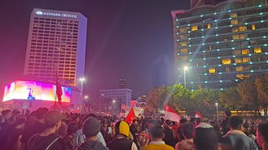 Suporter memadati area Bundaran HI setelah Timnas Indonesia U-22 dipastikan meraih medali emas di SEA Games 2023, Selasa (16/5/2023) malam WIB. (Bola.com/Iqri Widya)