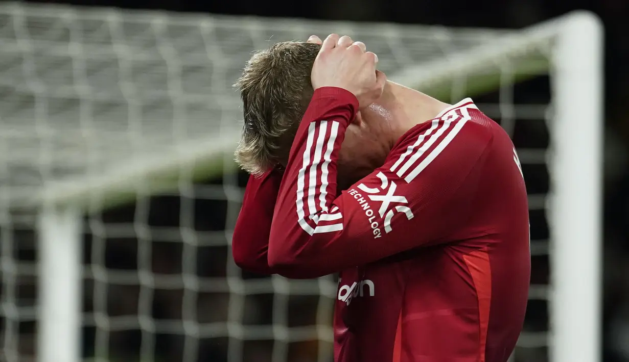 Pemain Manchester United, Rasmus Hojlund tertunduk lesu setelah timnya kalah dari Newcastle pada laga lanjutan Liga Inggris 2024/2025 yang berlangsung di Old Trafford, Manchester, Inggris, Selasa (31/12/2024) WIB. (AP Photo/Dave Thompson)