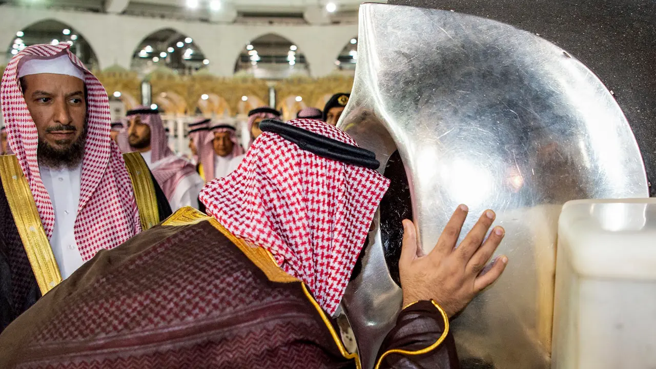 Tinjau Masjidil Haram, Pangeran Mohammed Cium Hajar Aswad