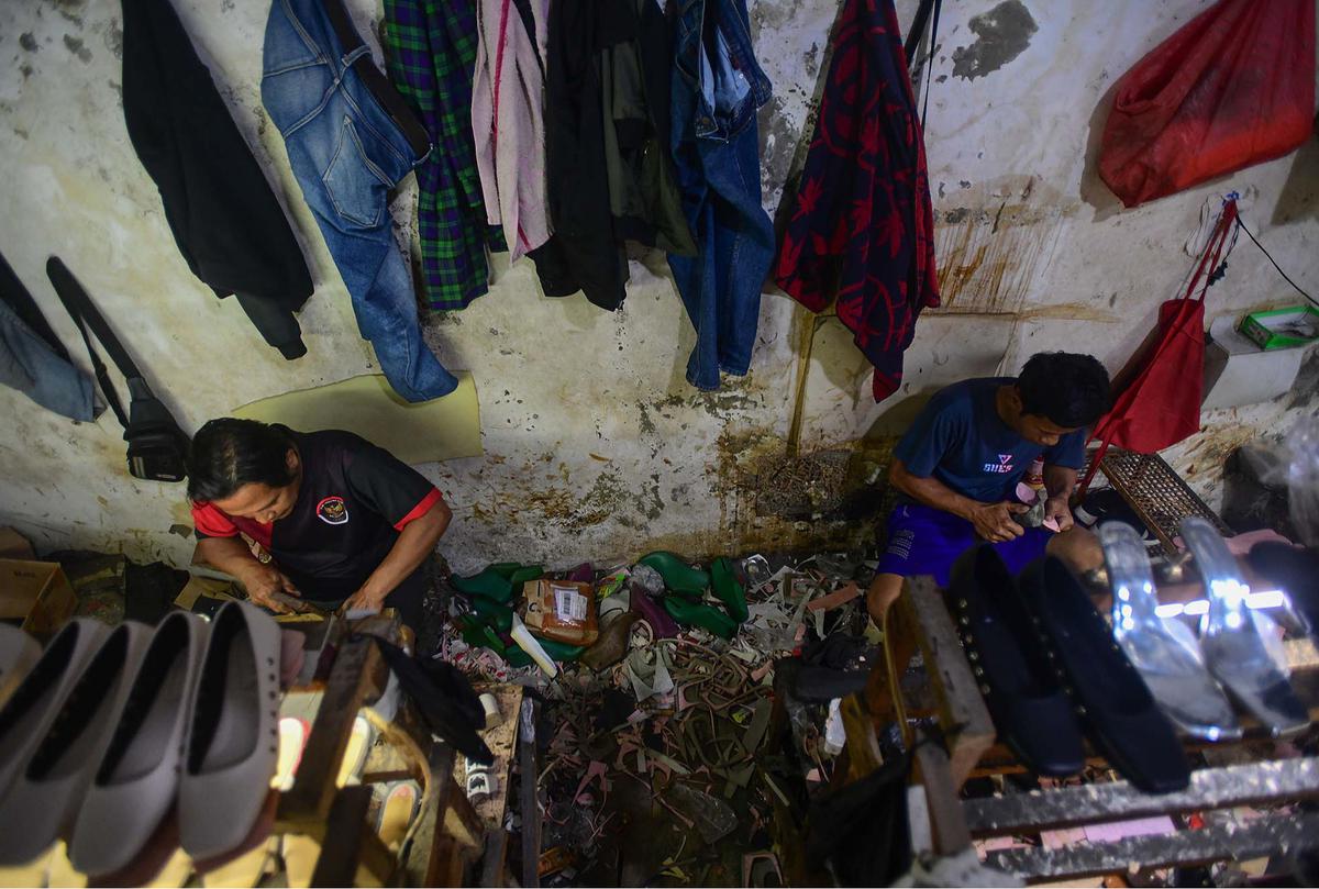 FOTO: Permintaan Lesu, Industri Rumahan Sepatu Terpukul, Omzet Anjlok 70 Persen