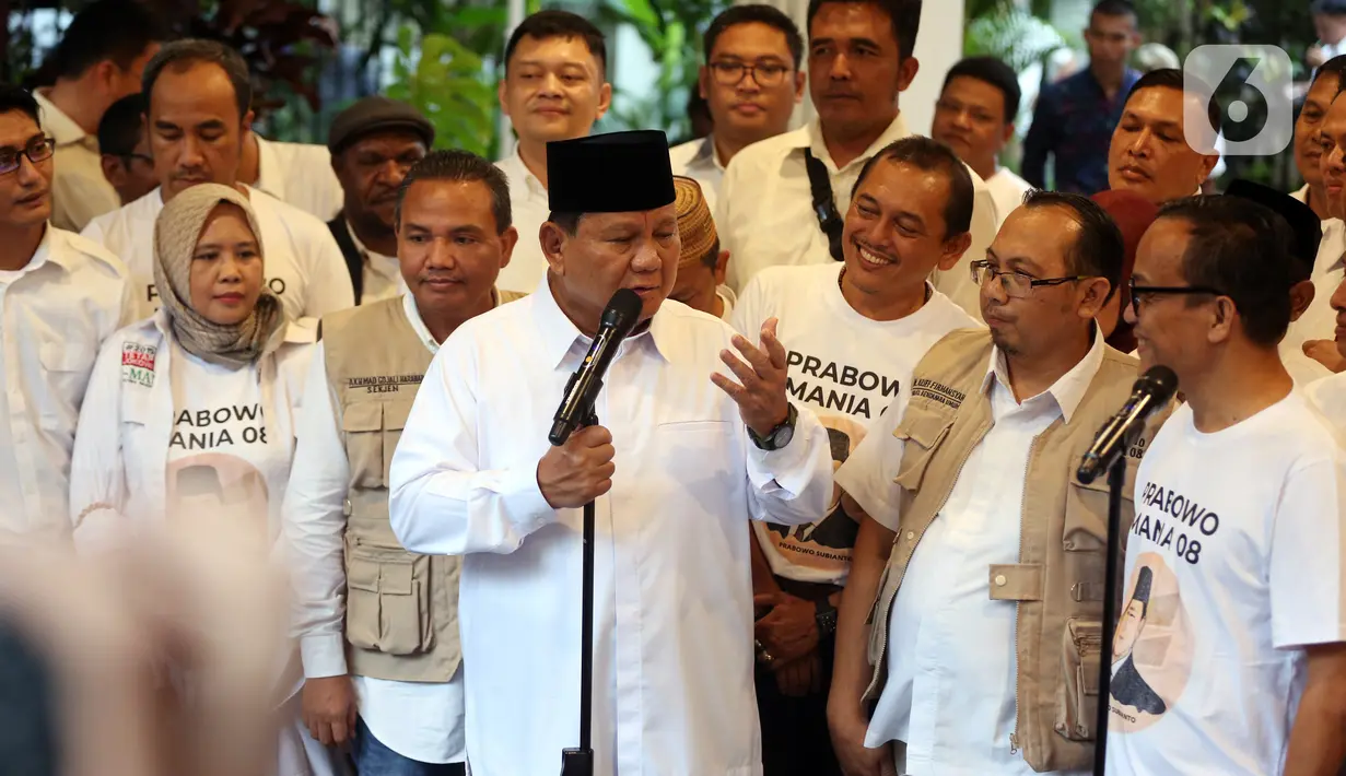 Ketua Umum Partai Gerindra Prabowo Subianto (tengah) bersama relawan Jokowi Mania (Joman) menyampaikan keterangan pers usai melakukan pertemuan di Rumah Kertanegara, Jakarta, Kamis (16/2/2023). Dalam pertemuan tersebut, relawan Joman sepakat mendukung Prabowo Subianto untuk Pilpres 2024 dan bertransformasi menjadi Prabowo Mania 08. (Liputan6.com/Johan Tallo)