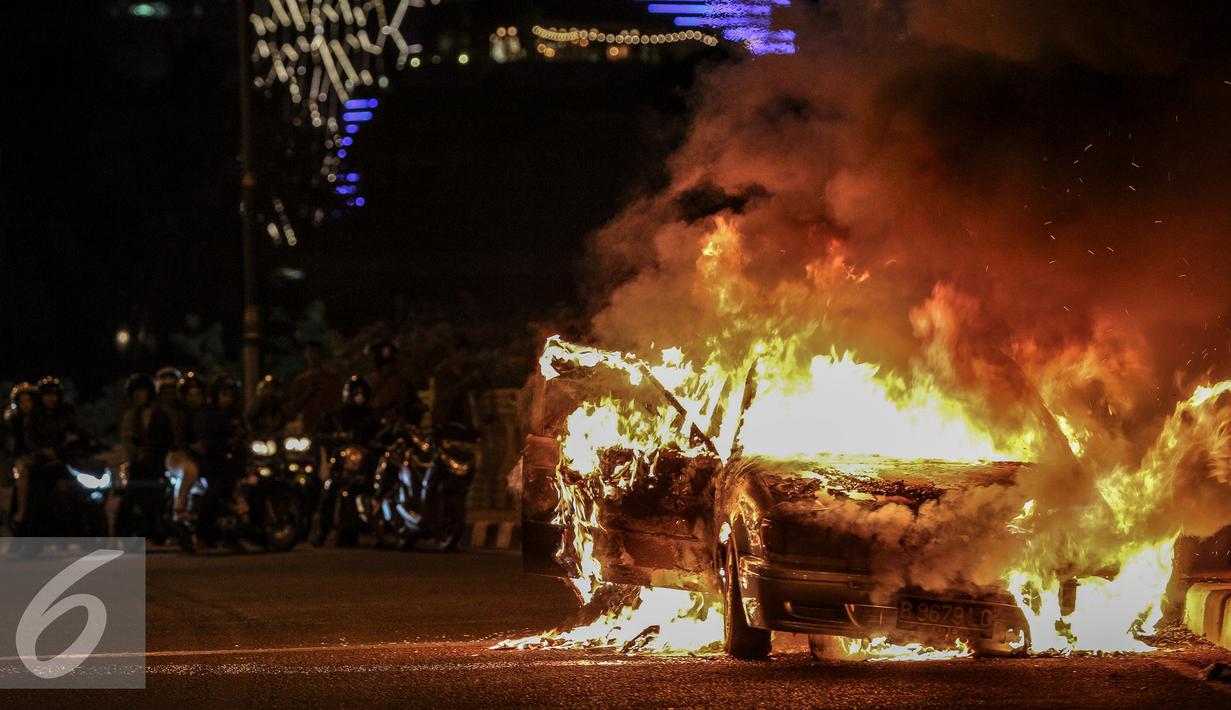 Mobil sedan bernopol B 8679 LG terbakar di jalan layang Latuharhari, Jakarta, Kamis (18/9/2015). Kejadian terjadi sekitar pukul 22.39 WIB, diduga kebakaran akibat konsleting listrik yang terjadi dibagian depan kap mobil. (Liputan6.com/Faizal Fanani)