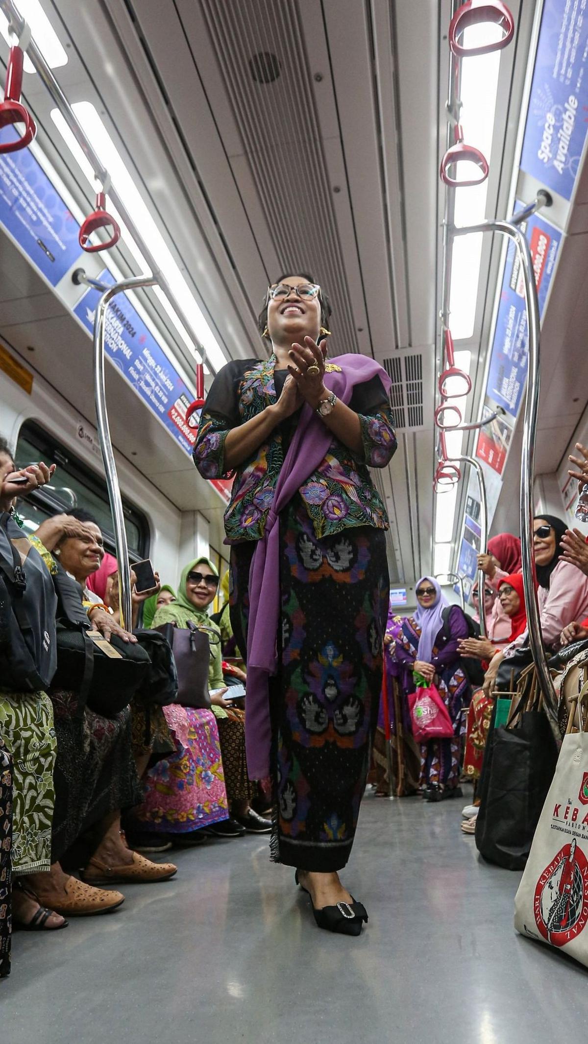 Salah satu penampilan seorang ibu dengan pakaian kebaya di dalam gerbong LRT.&nbsp;(Liputan6.com/Angga Yuniar)
