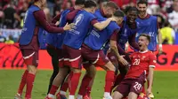 Pemain Swiss,&nbsp;Michel Aebischer, melakukan selebrasi setelah mencetak gol ke gawang Hungaria dalam matchday 1 Piala Eropa 2024 di Cologne, Jerman, Sabtu (15/6/2024).&nbsp;(AP Photo/Darko Vojinovic)