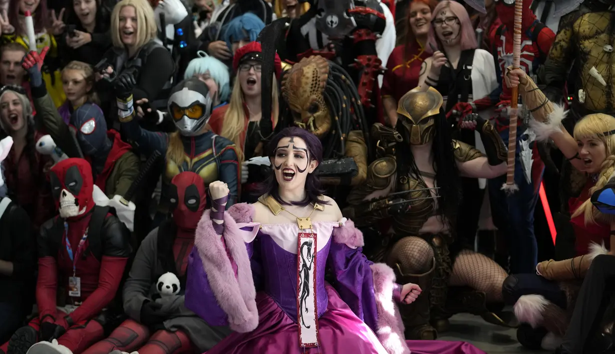 Cosplayer berpose untuk foto selama acara Comic Con di Praha, Republik Ceko, Sabtu (16/10/2021). Comic Con adalah perayaan tiga hari budaya pop modern dan menarik banyak penggemar. (AP Photo/Petr David Josek)