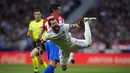 <p>Bek Atletico Madrid Stefan Savic berebut bola dengan bek Real Madrid Nacho dalam laga pekan ke-35 Liga Spanyol di Wanda Metropolitano, Senin (9/5/2022) dini hari WIB. Atletico Madrid berhasil menang dengan skor tipis 1-0 atas Real Madrid. (AP Photo/Manu Fernandez)</p>