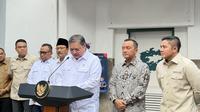 Menteri Koordinator Bidang Perekonomian Airlangga Hartarto mengumumkan paket stimulus ekonomi lanjutan di Kantor Pos Indonesia, Cikini, Jakarta Pusat, Jumat (17/10/2025). (Liputan6.com/Lizsa )